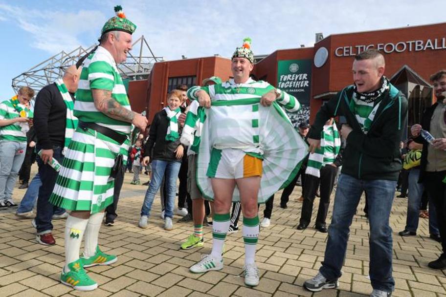 Alcuni tifosi del Celtic in kilt e maglia biancoverde fuori dallo Celtic Park prima dell&#39;inizio della partita. GETTY IMAGES